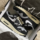 Bovenaanzicht van de Nike Air Max 1 Patta Black Grey – zicht op veters, tonglabel en golfvormige panelen via Snrkickz