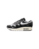 Nike Air Max 1 Patta Black Grey – zijkant met golfvormige mudguard en monochrome colorway, verkrijgbaar bij Snrkickz