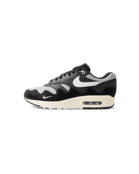 Nike Air Max 1 Patta Black Grey – zijkant met golfvormige mudguard en monochrome colorway, verkrijgbaar bij Snrkickz