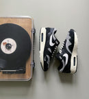 Detail van de wave mudguard en premium materialen op de Nike Air Max 1 Patta Black Grey – exclusieve collab via Snrkickz