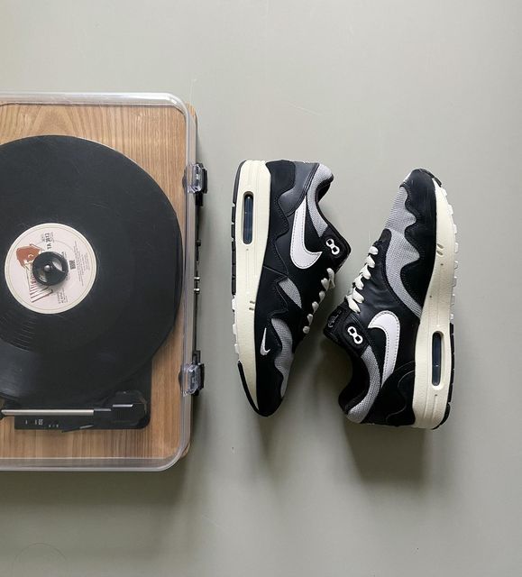 Detail van de wave mudguard en premium materialen op de Nike Air Max 1 Patta Black Grey – exclusieve collab via Snrkickz