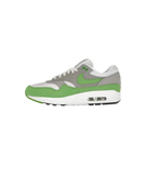 Zijaanzicht van de Patta Chlorophyll met lichtgroene overlays, witte mesh en grijze details in een cleane colorblocking