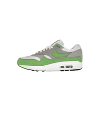 Zijaanzicht van de Patta Chlorophyll met lichtgroene overlays, witte mesh en grijze details in een cleane colorblocking