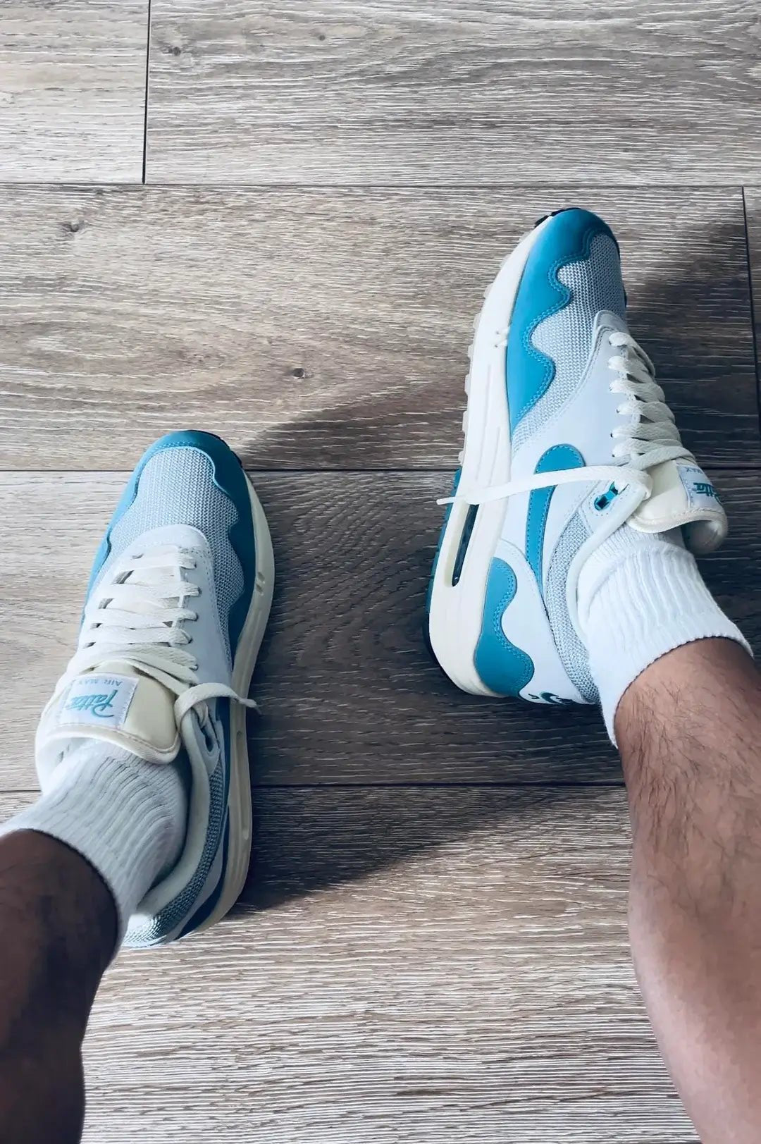Bovenaanzicht van de Nike Air Max 1 Patta Noise Aqua – zicht op tonglogo, aqua veters en golvende mudguard via Snrkickz