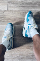 Bovenaanzicht van de Nike Air Max 1 Patta Noise Aqua – zicht op tonglogo, aqua veters en golvende mudguard via Snrkickz