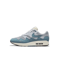 Nike Air Max 1 Patta Noise Aqua – zijkant met wave mudguard in aqua blauw en zilvergrijze panelen, verkrijgbaar bij Snrkickz