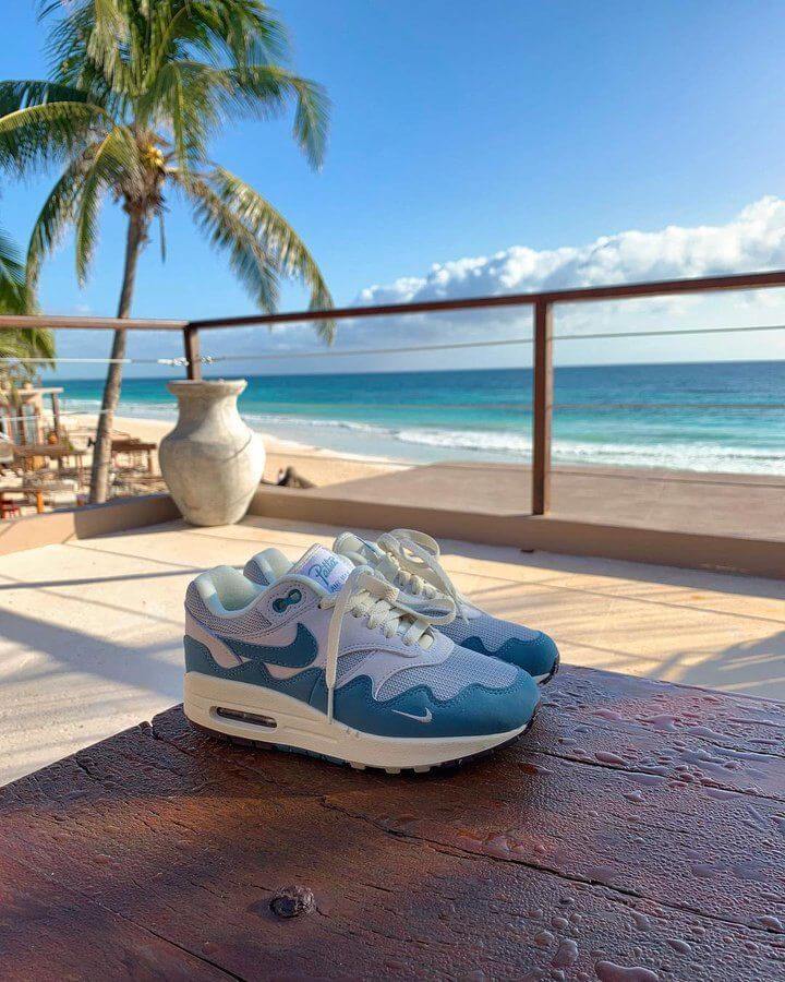 Detail van de wave mudguard en aqua suède op de Nike Air Max 1 Patta Noise Aqua – premium collab via Snrkickz