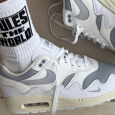 Detail van de golfvormige mudguard, mesh upper en suède overlays op de Nike Air Max 1 Patta White Grey premium collab via Snrkickz