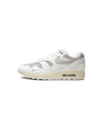 Nike Air Max 1 Patta White Grey zijkant met witte wave mudguard en lichtgrijze details, verkrijgbaar bij Snrkickz