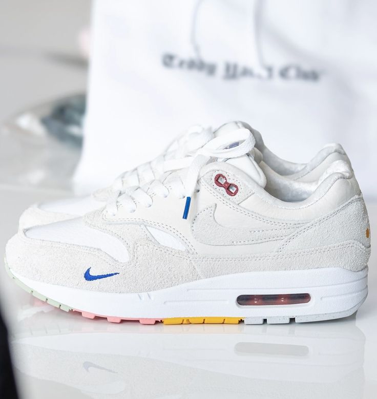 Nike Air Max 1 mit Pom-Pom-Punkten