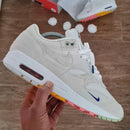 Floating visual met beide schoenen en uitgestrooide pom pom accessoires, creatief gestyled met pasteltinten