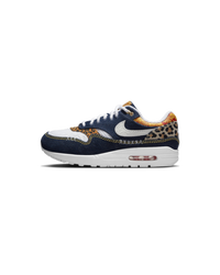 Nike Air Max 1 Premium Denim Leopard zijkant denim upper met luipaarddetails, verkrijgbaar bij Snrkickz