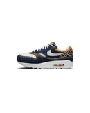 Zijaanzicht op witte achtergrond van de Air Max 1 Denim Leopard met ruwe denim overlays, safari-panelen en geborduurde Swoosh in off-white contrast