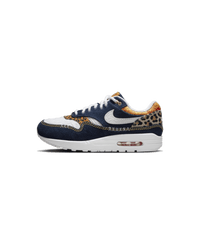Zijaanzicht op witte achtergrond van de Air Max 1 Denim Leopard met ruwe denim overlays, safari-panelen en geborduurde Swoosh in off-white contrast