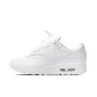 Nike Air Max 1 Premium White Snakeskin HV1211-100 gefotografeerd schuin van voren met volledig witte upper, subtiele snake-textuur en icy zool