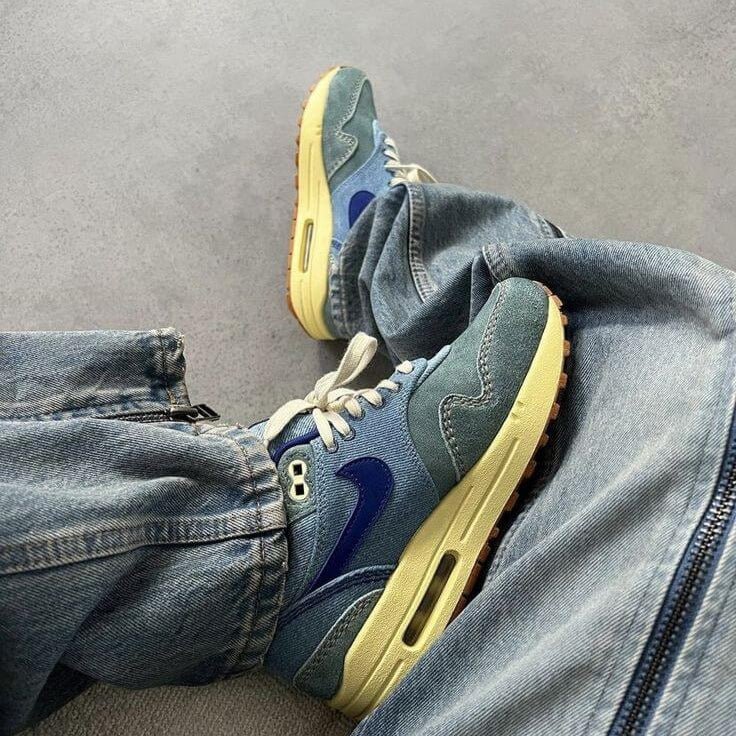 Detail van het verweerde denim en suède overlays van de Nike Air Max 1 Dirty Denim – premium materiaalgebruik via Snrkickz