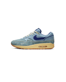 Nike Air Max 1 PRM Dirty Denim – zijkant met vervaagd denim, gele zool en retro kleurenschema, verkrijgbaar bij Snrkickz