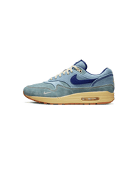 Nike Air Max 1 PRM Dirty Denim – zijkant met vervaagd denim, gele zool en retro kleurenschema, verkrijgbaar bij Snrkickz