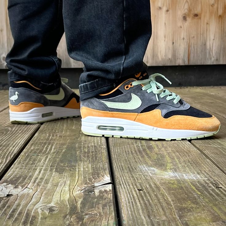 Detail van de Nike Air Max 1 Duck Anthracite focus op het geborduurde eendlogo en suède texturen via Snrkickz