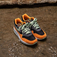 Nike Air Max 1 PRM Duck Anthracite on foot zo valt en draag je deze grijze limited edition sneaker via Snrkickz