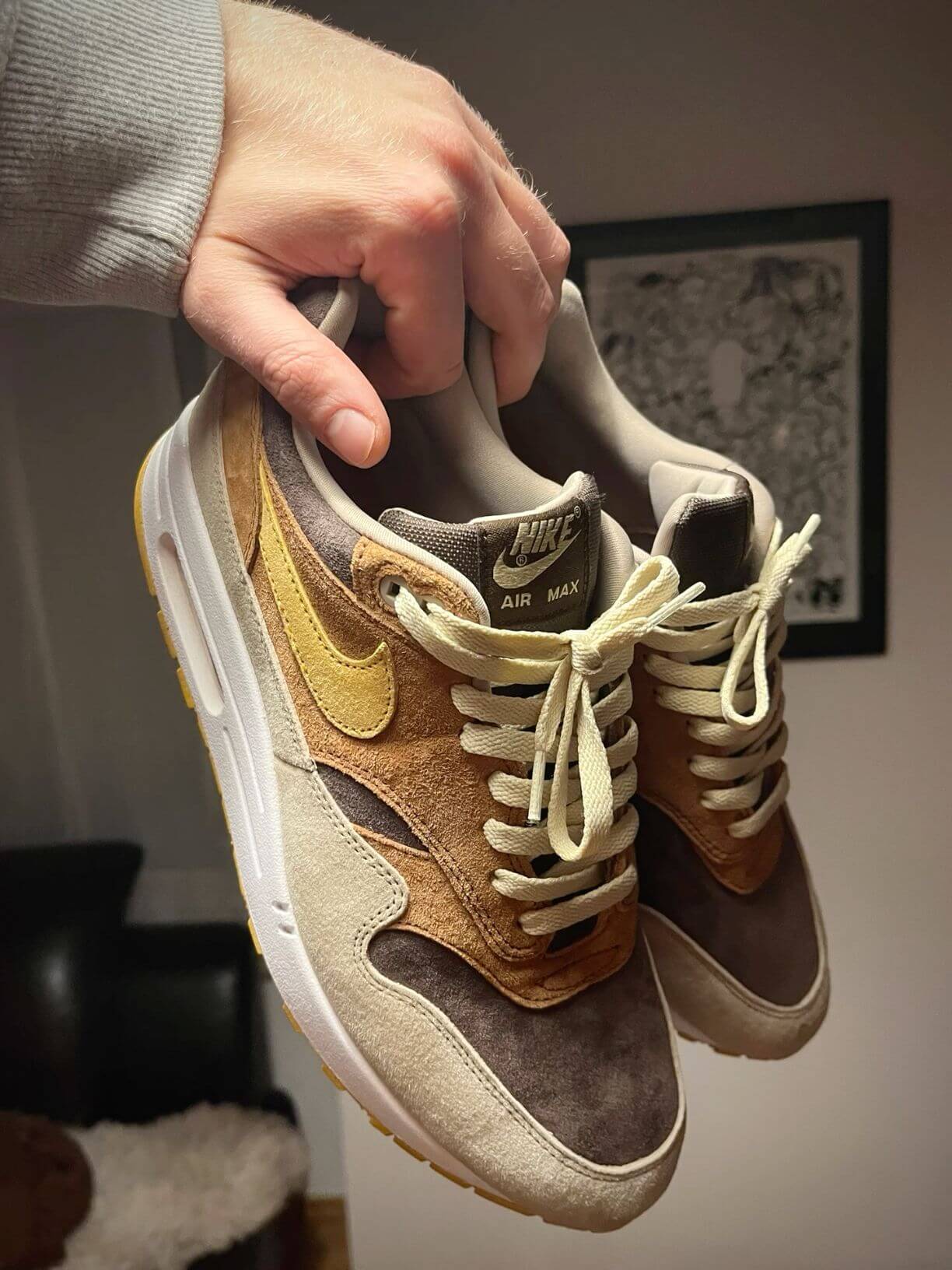 Detail van het gestikte eendlogo en ruwe textuur op de Nike Air Max 1 Duck Pecan – exclusieve uitvoering via Snrkickz