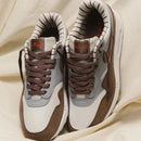 Bovenaanzicht van de Nike Air Max 1 Shima Shima zicht op tonglogo, veters en gestreepte binnenvoering via Snrkickz