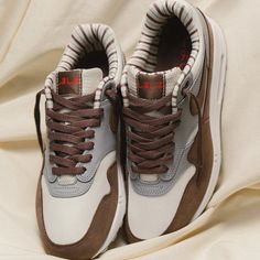 Bovenaanzicht van de Nike Air Max 1 Shima Shima zicht op tonglogo, veters en gestreepte binnenvoering via Snrkickz