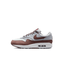 Nike Air Max 1 PRM Shima Shima zijkant – retro colorway met suède grijstinten en paarse Swoosh, verkrijgbaar bij Snrkickz