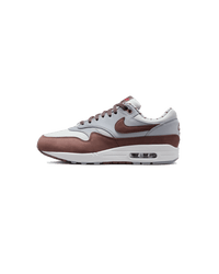 Nike Air Max 1 PRM Shima Shima zijkant – retro colorway met suède grijstinten en paarse Swoosh, verkrijgbaar bij Snrkickz