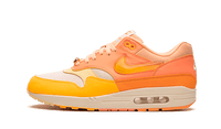 Zijaanzicht van de kleurrijke Nike Air Max 1 Orange Frost, met een mix van feloranje en pastelgeel leer op een off-white zool