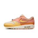 Zijaanzicht van de kleurrijke Nike Air Max 1 Orange Frost, met een mix van feloranje en pastelgeel leer op een off-white zool