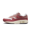 Zijaanzicht van de Nike Air Max 1 Red Stardust voor dames met zachtroze suède overlays, mesh toebox en tonale Swoosh