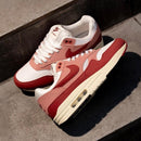 Onderzijde van de Nike Air Max 1 Red Stardust (WMNS) met lichtbruine buitenzool en klassieke Air Max silhouet