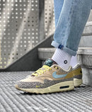 Urban sneaker shot met jeans en witte sokken, duidelijk zichtbare safari texture en lichtreflectie op het mesh toe box