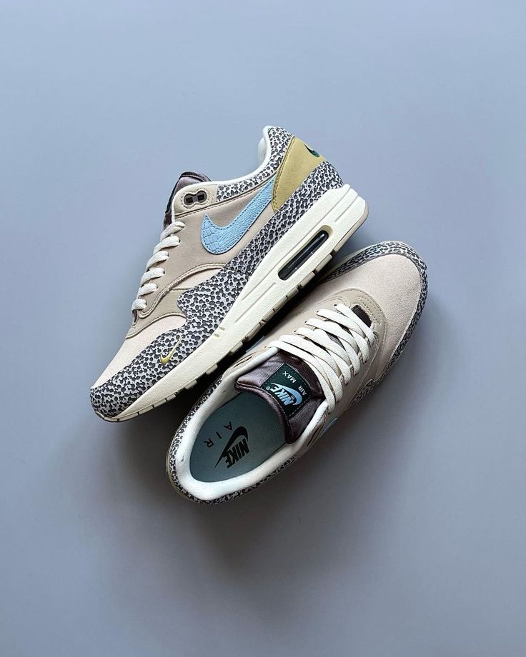 Flat lay van de Air Max 1 Safari met zicht op inlegzool en asymmetrische patronen, gericht op collectors en detailzoekers
