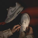 Bovenaanzicht van de Nike Air Max 1 Safari Summit White zicht op tonglogo, perforaties en lichte colorblocking via Snrkickz