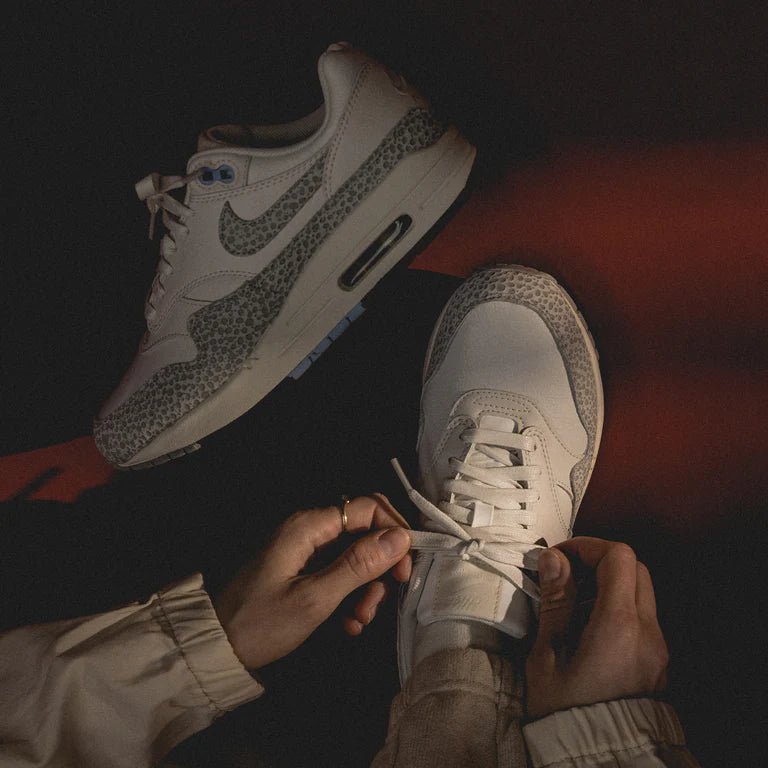 Bovenaanzicht van de Nike Air Max 1 Safari Summit White zicht op tonglogo, perforaties en lichte colorblocking via Snrkickz
