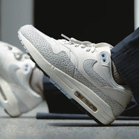 Detail van de Safari-print en materialen op de Nike Air Max 1 ‘87 Summit White – premium uitvoering via Snrkickz