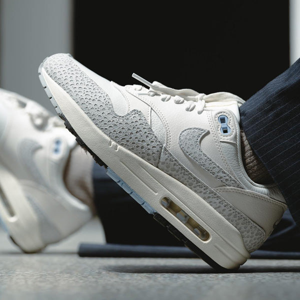 Detail van de Safari-print en materialen op de Nike Air Max 1 ‘87 Summit White – premium uitvoering via Snrkickz