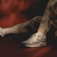 Nike Air Max 1 ‘87 Safari Summit White on foot zo draag je deze lichte en cleane colorway via Snrkickz