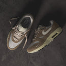Hangul Day Air Max 1 on feet met lichte outfit – zachte pastelkleuren en cleane shape voor alledaagse vrouwelijke styling