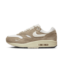 Zijkant van de Nike Air Max 1 Hangul Day (2023) met lichtgroene suede overlays en geborduurde Hangul-tekens op de hiel – subtiele vrouwensneaker met cultureel design