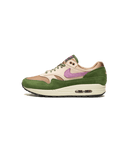 Zijaanzicht op witte achtergrond van de Treeline Skunk met grove suede overlays in mosgroen, paarse Swoosh en een contrasterende vintage midsole