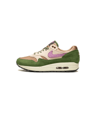 Zijaanzicht op witte achtergrond van de Treeline Skunk met grove suede overlays in mosgroen, paarse Swoosh en een contrasterende vintage midsole