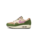 Nike Air Max 1 SH Treeline Skunk zijkant groen suède met paarse Swoosh, nu verkrijgbaar bij Snrkickz