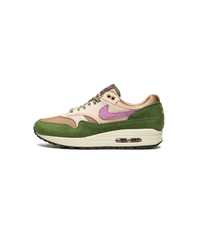 Nike Air Max 1 SH Treeline Skunk zijkant groen suède met paarse Swoosh, nu verkrijgbaar bij Snrkickz