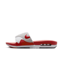 Slide gefotografeerd vanaf de zijkant met zicht op de rode zool met Air-unit, witte band en iconische rode Swoosh bovenop