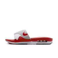 Slide gefotografeerd vanaf de zijkant met zicht op de rode zool met Air-unit, witte band en iconische rode Swoosh bovenop