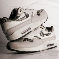 Bovenaanzicht met zicht op de afgeronde toebox, grove slangenprint op de Swoosh en ton-sur-ton veters