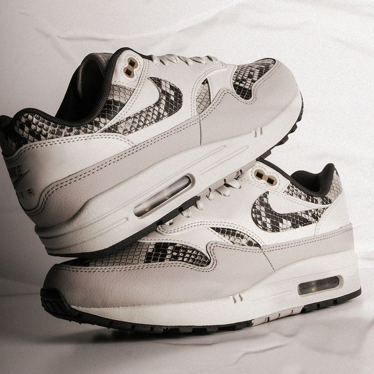 Bovenaanzicht met zicht op de afgeronde toebox, grove slangenprint op de Swoosh en ton-sur-ton veters